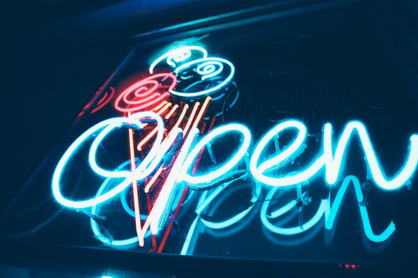 Enseignes lumineuses sur mesure : design, créativité et impact